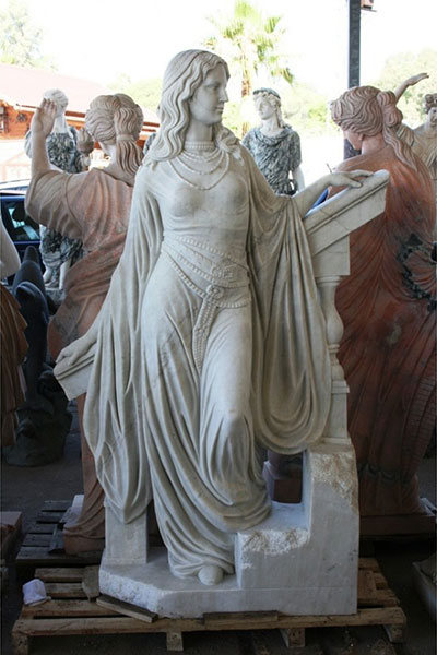 mujer escalera esculturas marmol