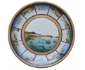 Plato de porcelana con motivos de barcos pescando