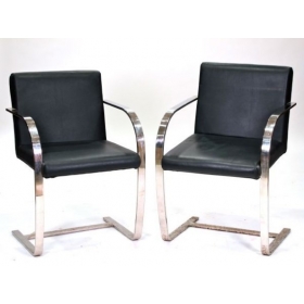 Pareja de sillas de acero cromado y cuero S.XX