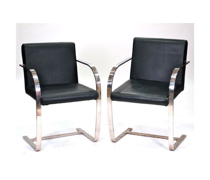 Pareja de sillas de acero cromado y cuero S.XX
