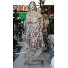 Escultura de virgen con niño realizada en madera