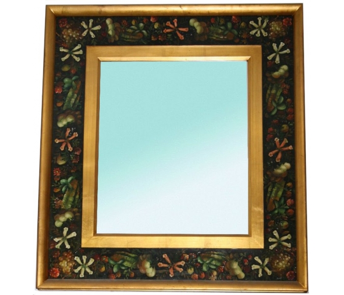 Espejo con decoración floral en el marco