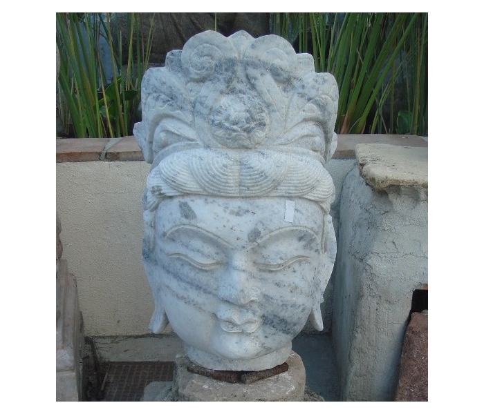 Escultura de piedra oriental rostro...