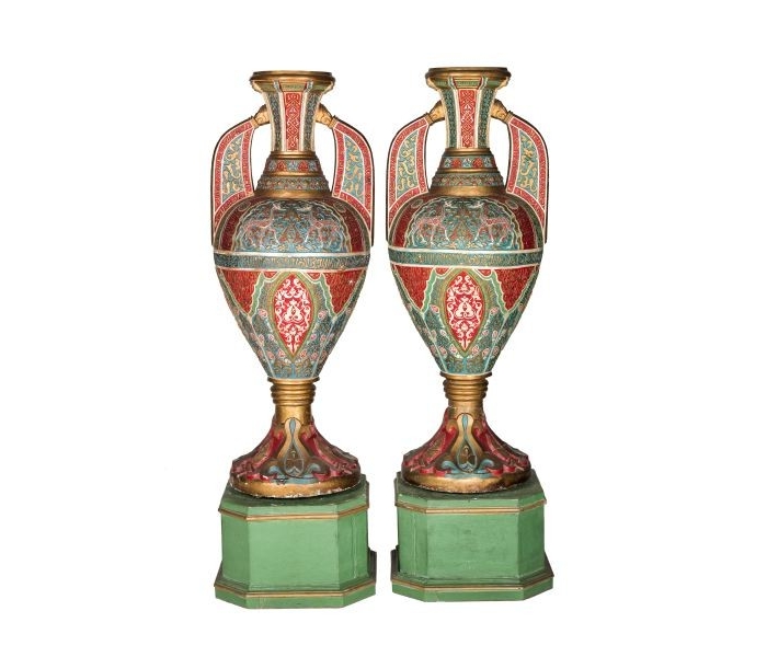 Pareja de "vasos de la Alhambra" de escayola policromada y dorada con decoraciones de atauriques