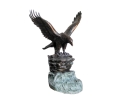 Escultura de águila con alas abiertas realizada en bronce
