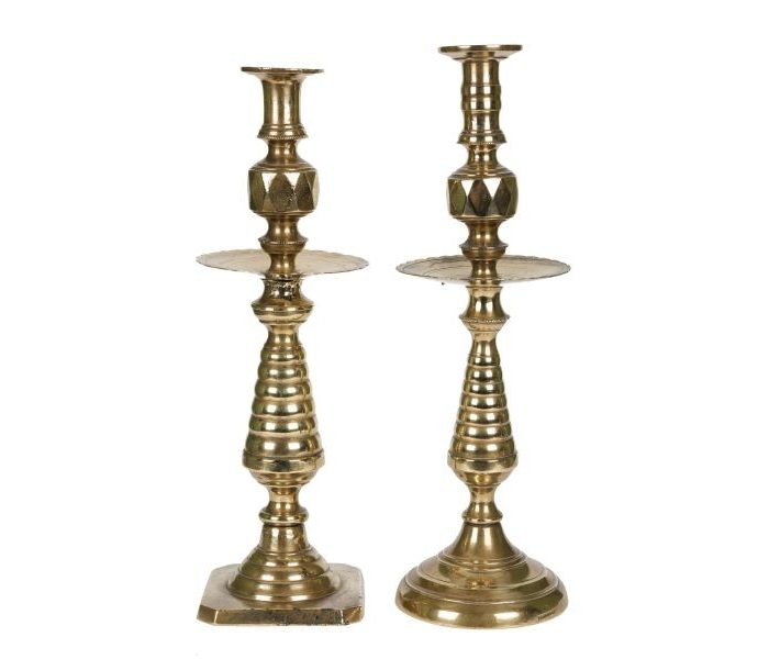 Dos candeleros de bronce dorado