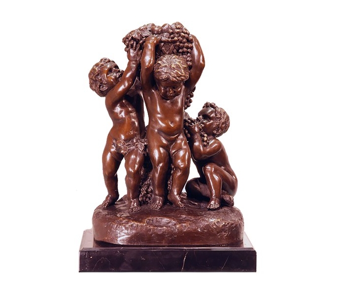 Tres niños de bronce con peana de mármol