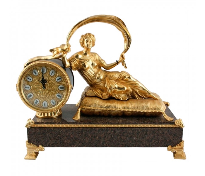 Reloj de mujer tumbada en bronce