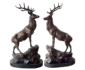 Pareja de ciervos de bronce con peana de mármol