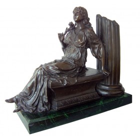 Escultura de mujer sentada...