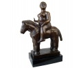 Mujer sobre caballo de botero de bronce con peana de mármol