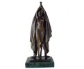 Escultura de mujer con capa de bronce y peana de mármol