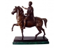 Hombre clásico sobre caballo de bronce con peana de mármol