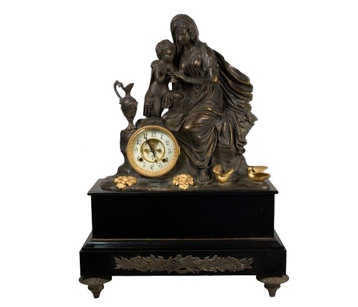 Reloj clásico de bronce con peana