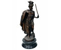 Figura de guerrero con espada y escudo sobre peana de mármol