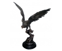 Escultura de águila posada sobre rama con peana realizada en bronce