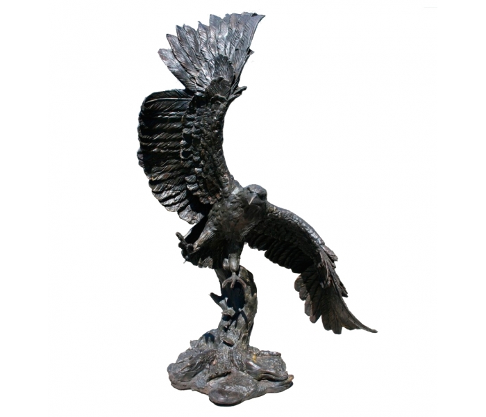 Escultura de águila con alas abiertas...