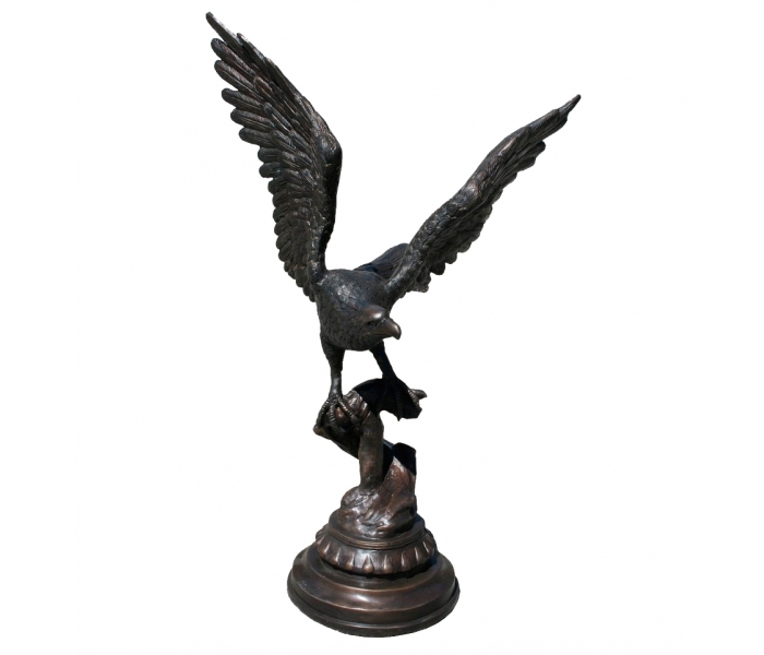 Escultura de águila de bronce sobre...