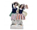 Figura realizada en porcelana staffordshire representando pareja de jóvenes bailarines