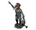 Escultura y fuente niño con regadera de bronce