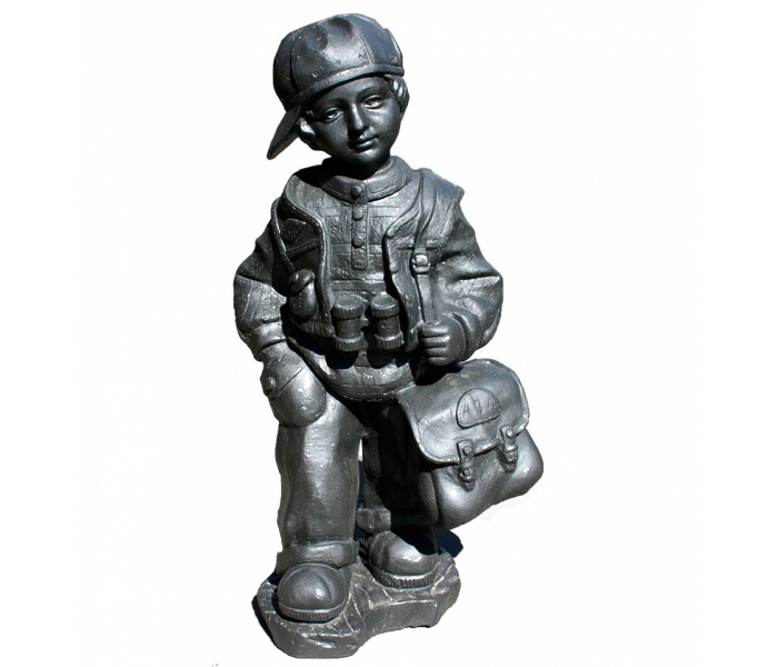 Escultura de niño con bolsa en hierro