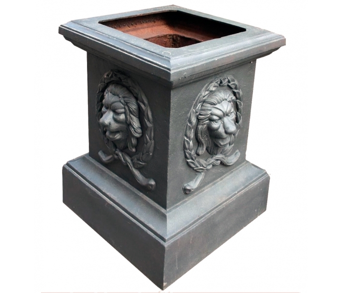 BASE DE HIERRO CON MASCARON DE LEON Y DETALLES ORNAMENTALES