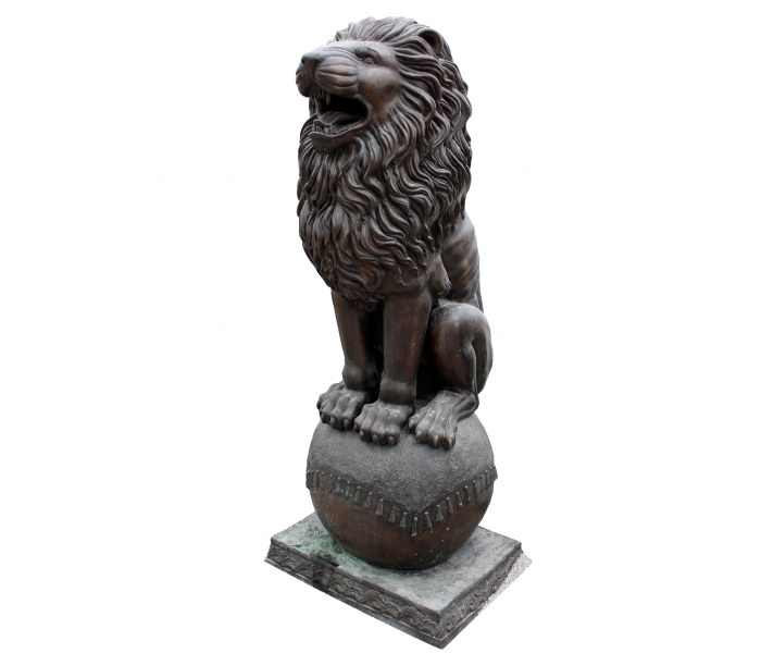 Escultura de león sobre bola en bronce
