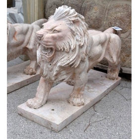 Escultura de león de mármol