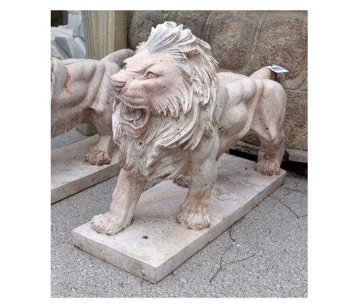 Escultura de león de mármol