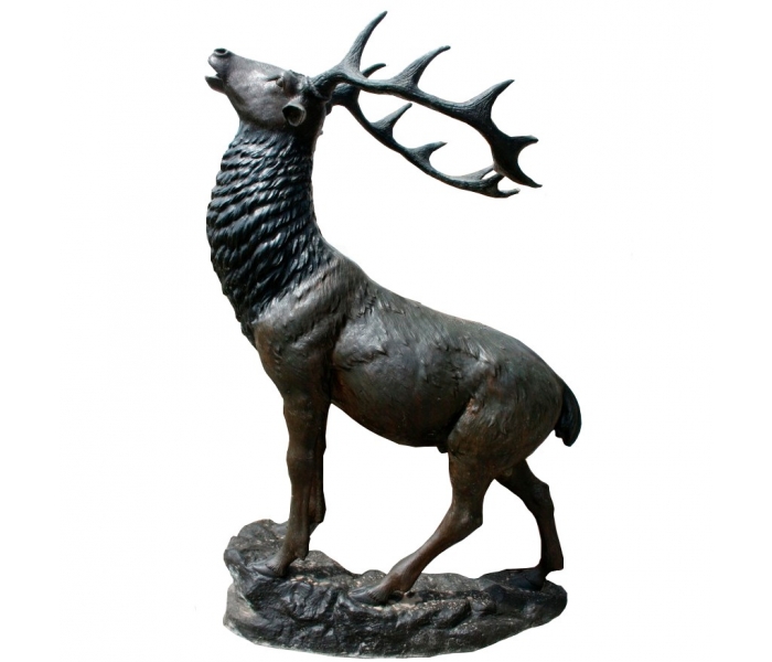 Escultura de ciervo con cabeza alta...