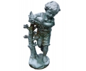 Escultura niño con pájaros de hierro de fundición