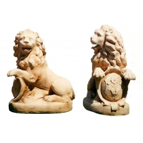 Escultura pareja de leones con escudo de piedra recompuesta