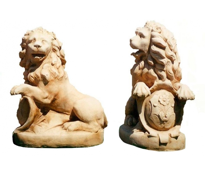 Escultura pareja de leones con escudo de piedra recompuesta