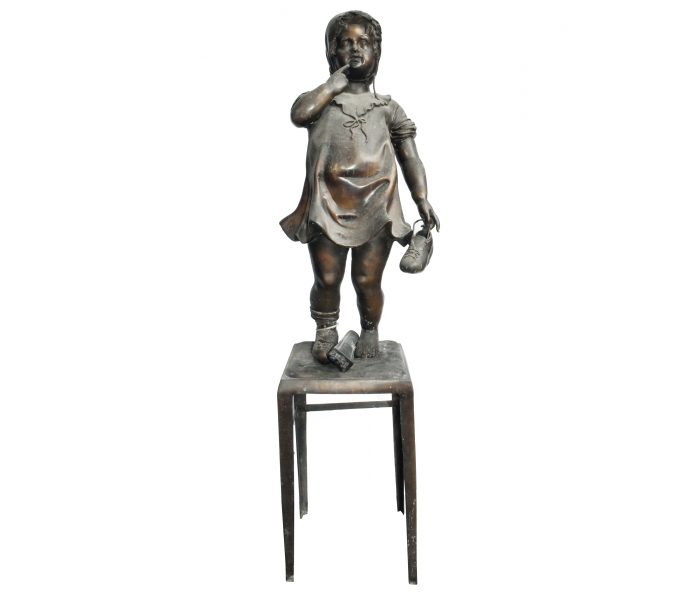 NIÑO DE PIE SOBRE SILLA DE BRONCE
