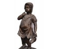 NIÑO DE PIE SOBRE SILLA DE BRONCE