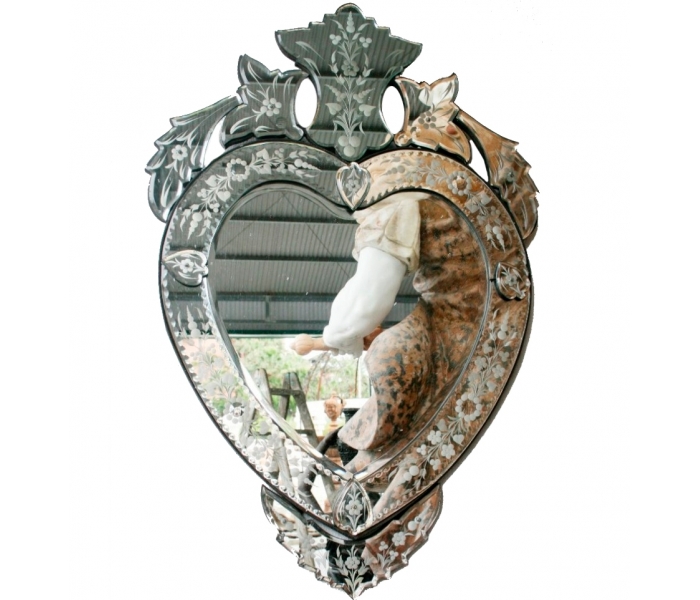Espejo veneciano con forma de corazon