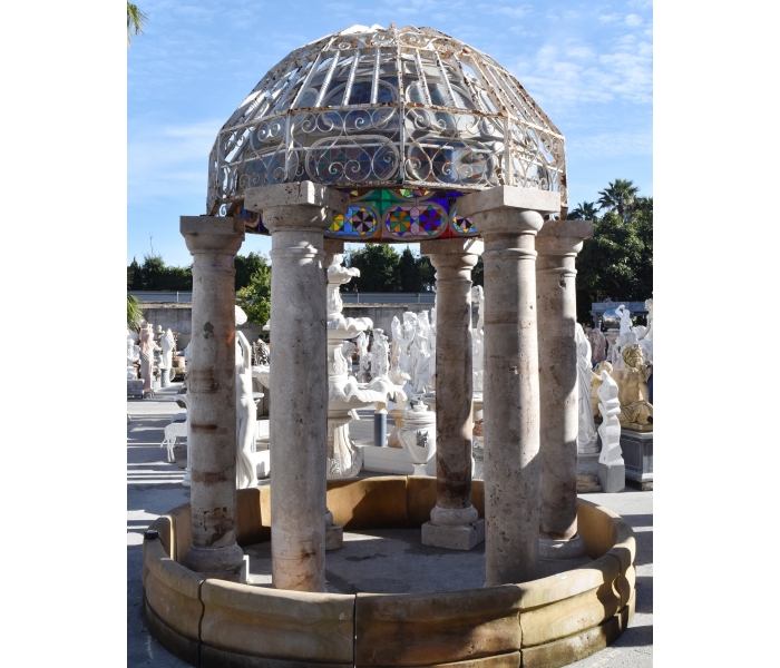 Cenador con columnas de mármol travertino y cúpula antigua con vidriera