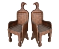 Pareja de sillones de madera tallada a mano con motivo de águila, que incluye cabezas, alas, pies y plumas.