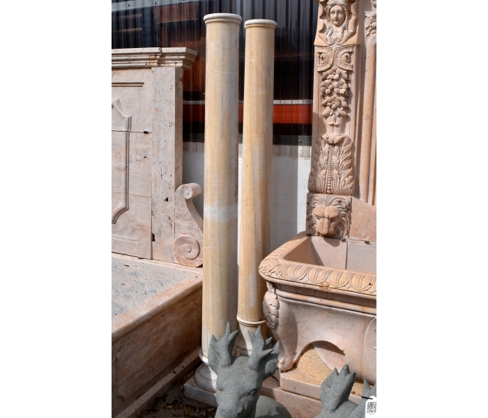 Pareja de columnas realizadas en mármol