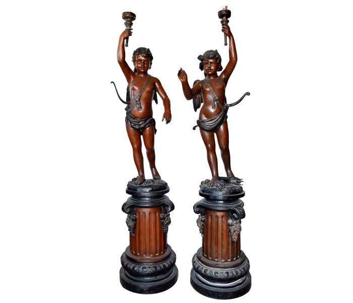 Pareja de lampareros angelitos realizados en bronce con peana