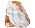 Escultura de mujer tallada sobre piedra