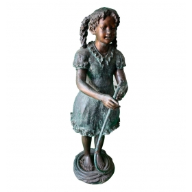 Escultura y fuente en bronce de niña con manguera