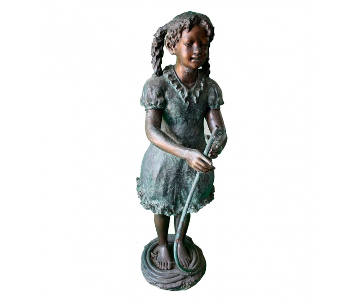Escultura y fuente en bronce de niña con manguera