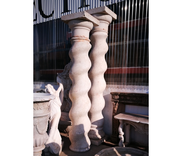 Pareja de columnas realizadas en mármol