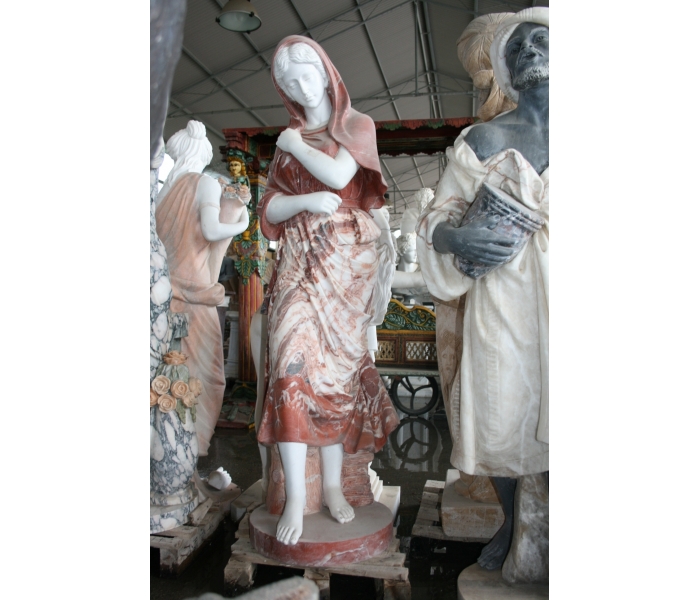Escultura de mujer tallada a mano