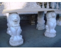 Mesa de mármol con escultura de leones