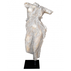 Escultura de mujer bailando realizada en resina y pie de hierro