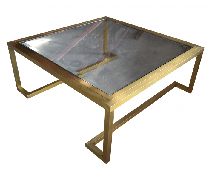 Mesa cuadrada de hierro color dorado y tapa de cristal