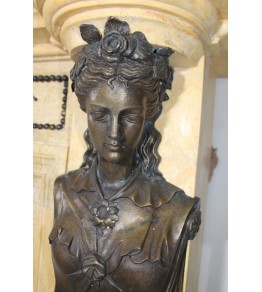 Chimenea realizada en mármol y bronce. Decoración floral y damas.