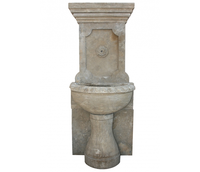 Fuente de pared de piedra envejecida...